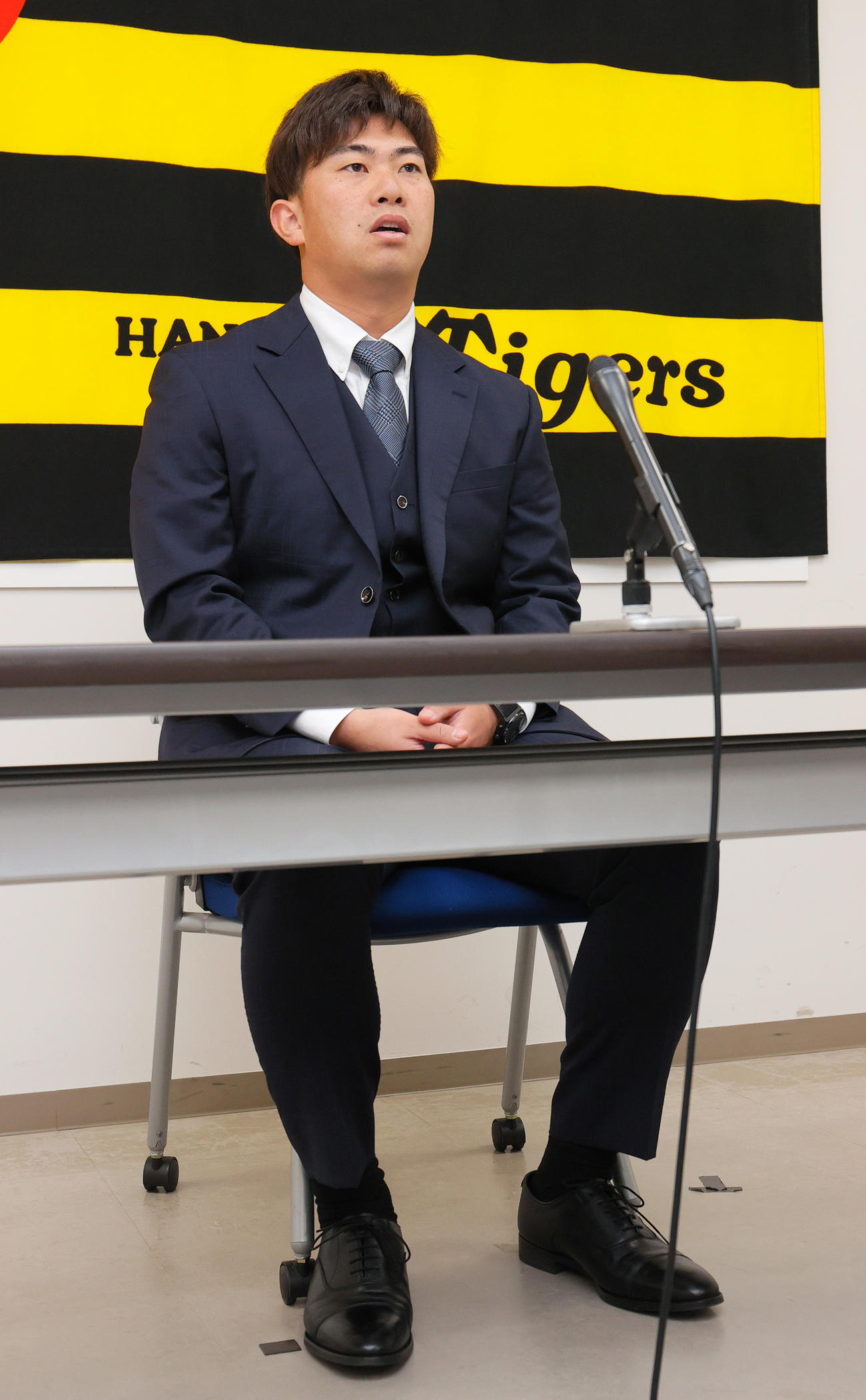 阪神桐敷拓馬は契約更改を終え、会見する（撮影・上山淳一）