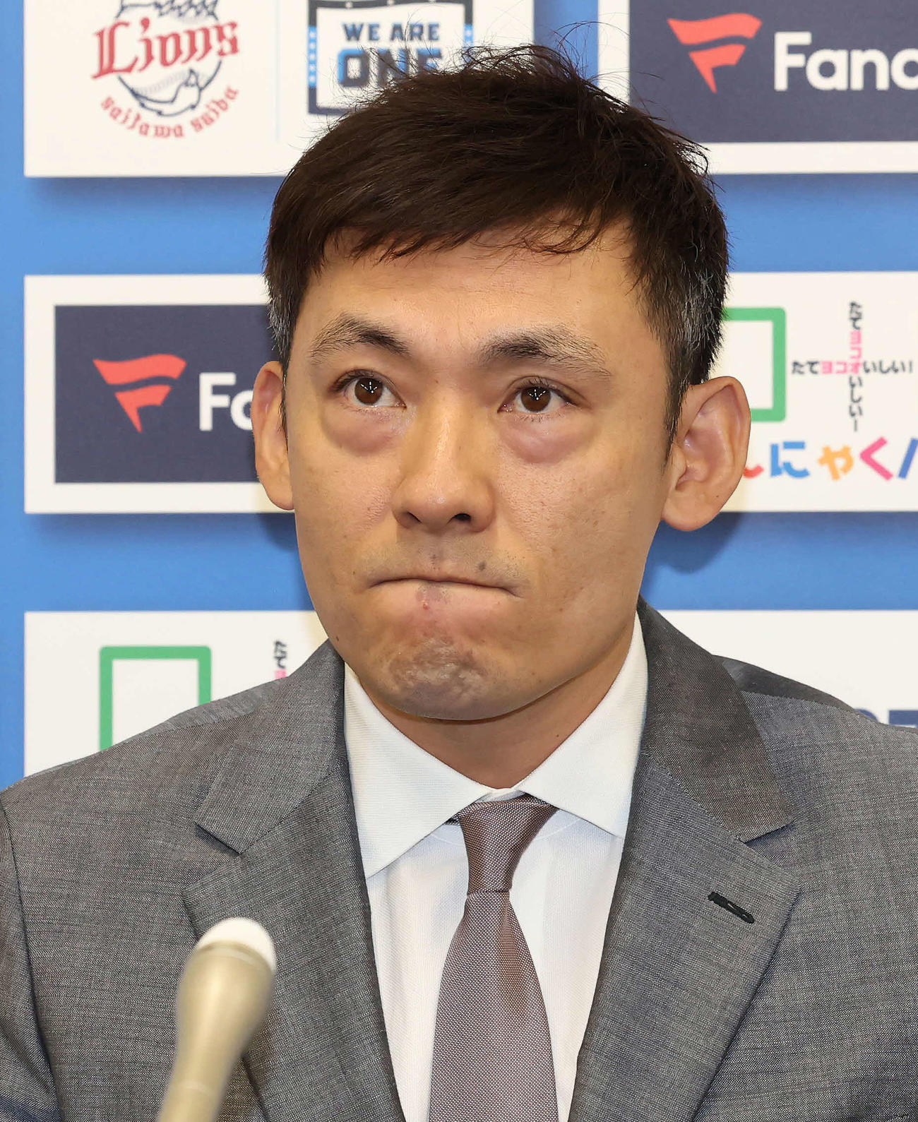 「ダウンでした」。契約更改を終えて記者会見に臨む西武栗山（撮影・丹羽敏通）