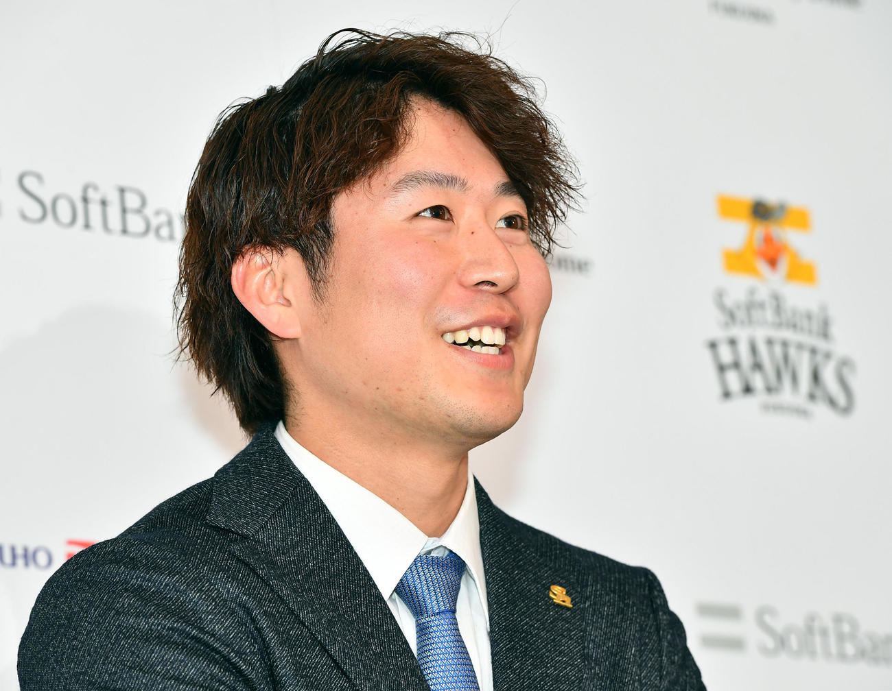 契約更改を終えて笑顔で会見を行う川村（撮影・岩下翔太）