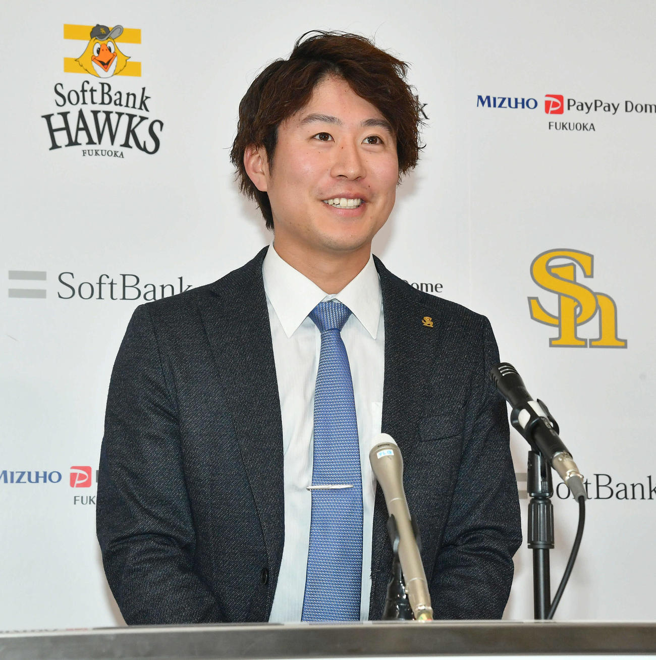 契約更改を終えて笑顔で会見を行う川村（撮影・岩下翔太）