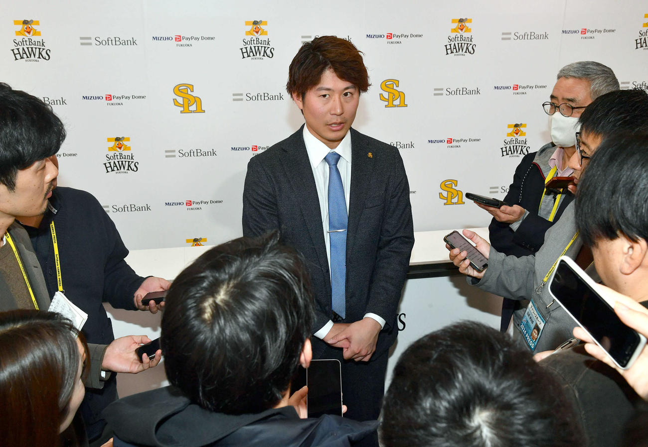 契約更改を終えて囲み取材を受ける川村（撮影・岩下翔太）