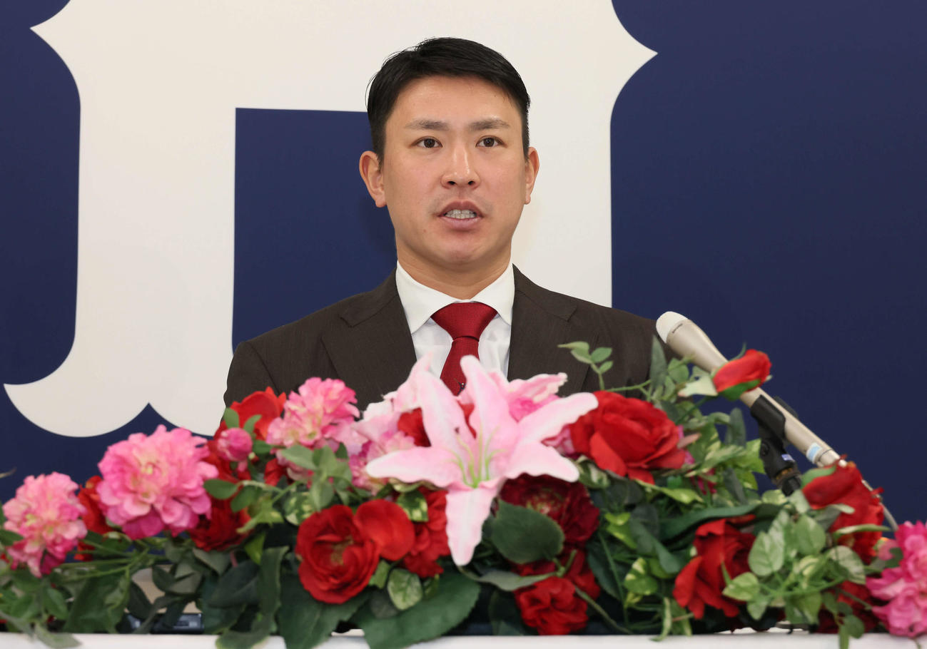 契約更改後、会見する広島堂林（撮影・加藤孝規）