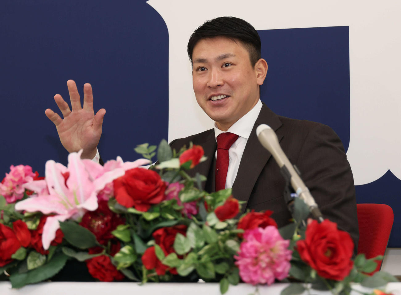 契約更改後、会見する広島堂林（撮影・加藤孝規）