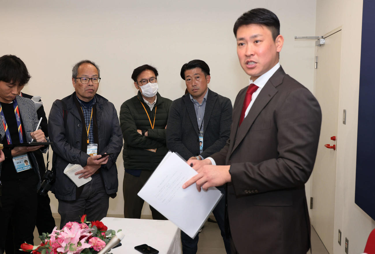 契約更改後の会見を終え、囲み取材に応じる広島堂林（撮影・加藤孝規）