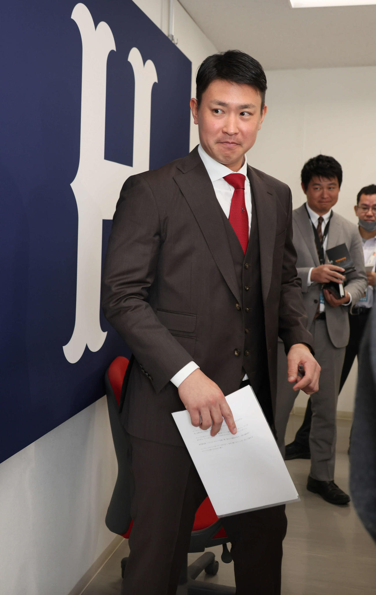 契約更改後の会見、囲み取材を終え、会見場を後にする広島堂林（撮影・加藤孝規）