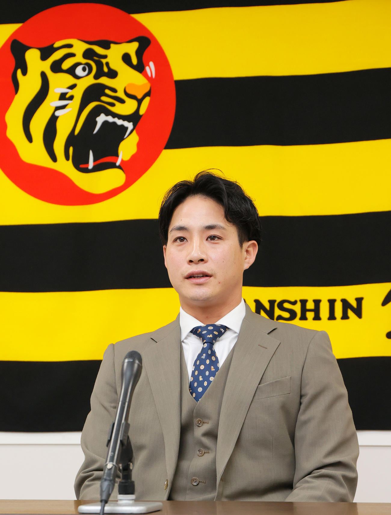 阪神木浪は契約更改を終え会見する（撮影・上山淳一）