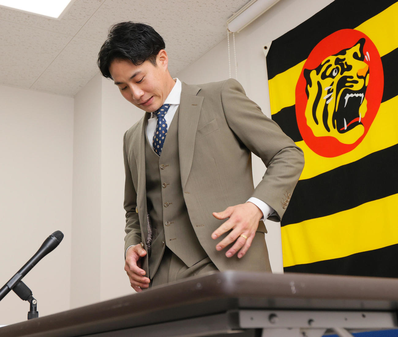 阪神木浪は契約更改を終え会見の席に向かう（撮影・上山淳一）