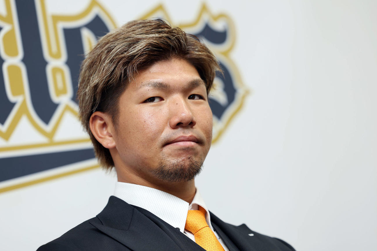 契約更改を終え会見に臨むオリックス頓宮（撮影・前田充）