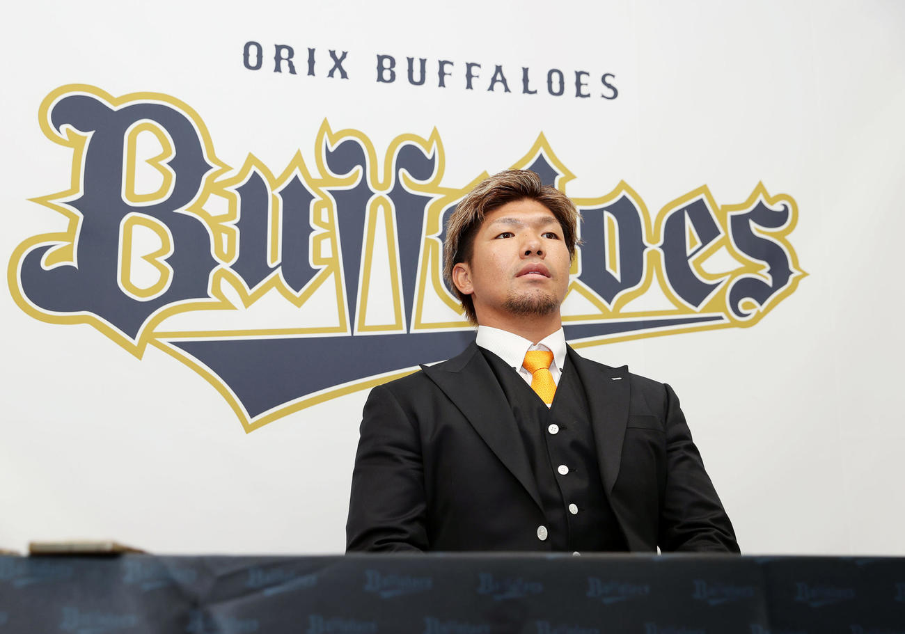 契約更改を終え会見に臨むオリックス頓宮（撮影・前田充）