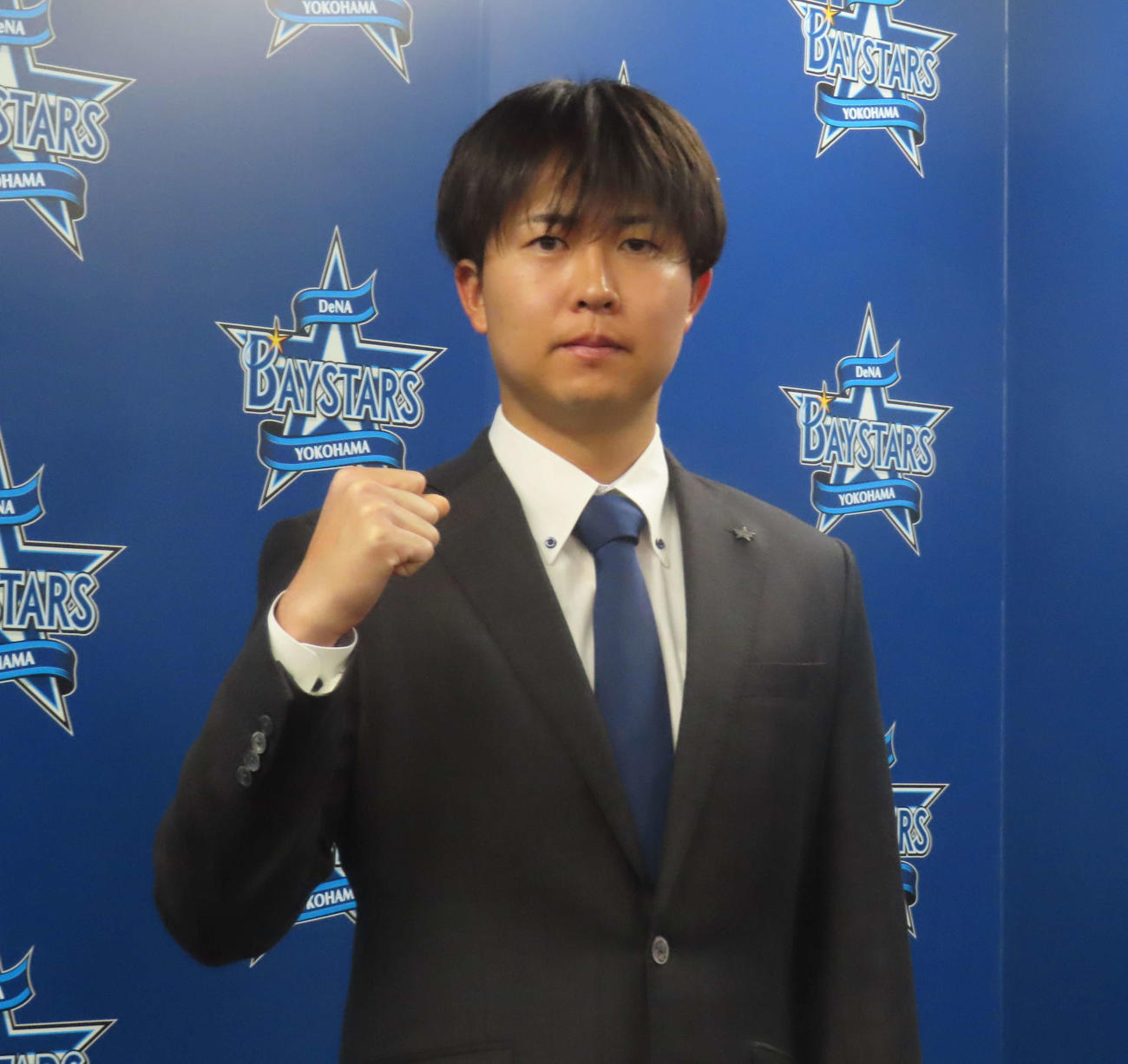 契約更改交渉後の会見で、ガッツポーズを見せるDeNA京山（撮影・水谷京裕）