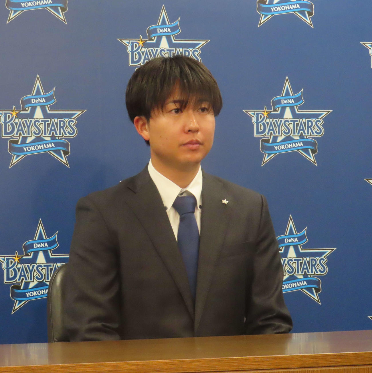 契約更改交渉を終え、会見に臨むDeNA京山（撮影・水谷京裕）