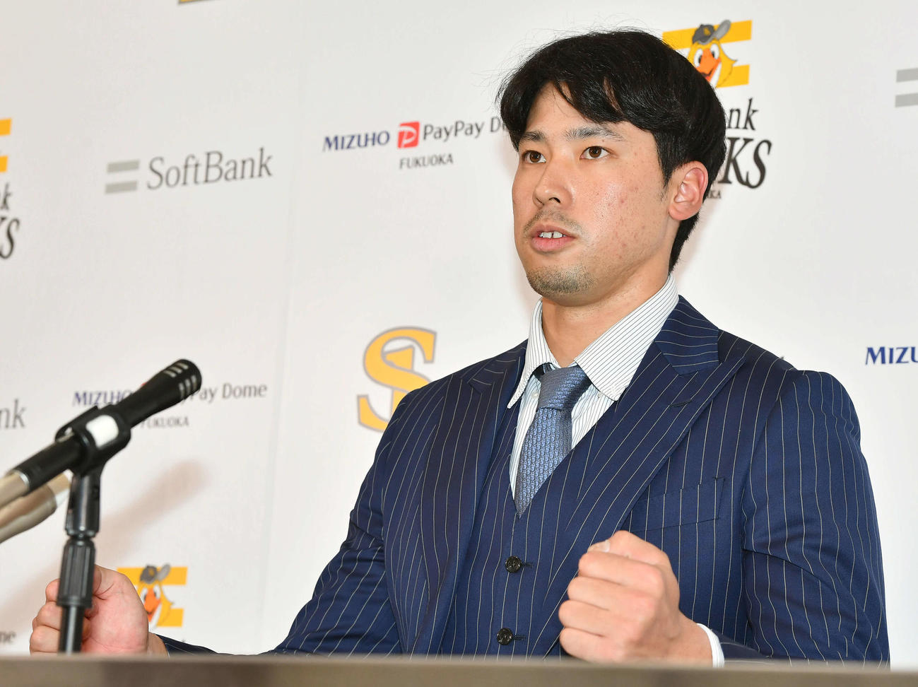 契約更改を終えて会見を行うソフトバンク尾形崇斗（撮影・岩下翔太）