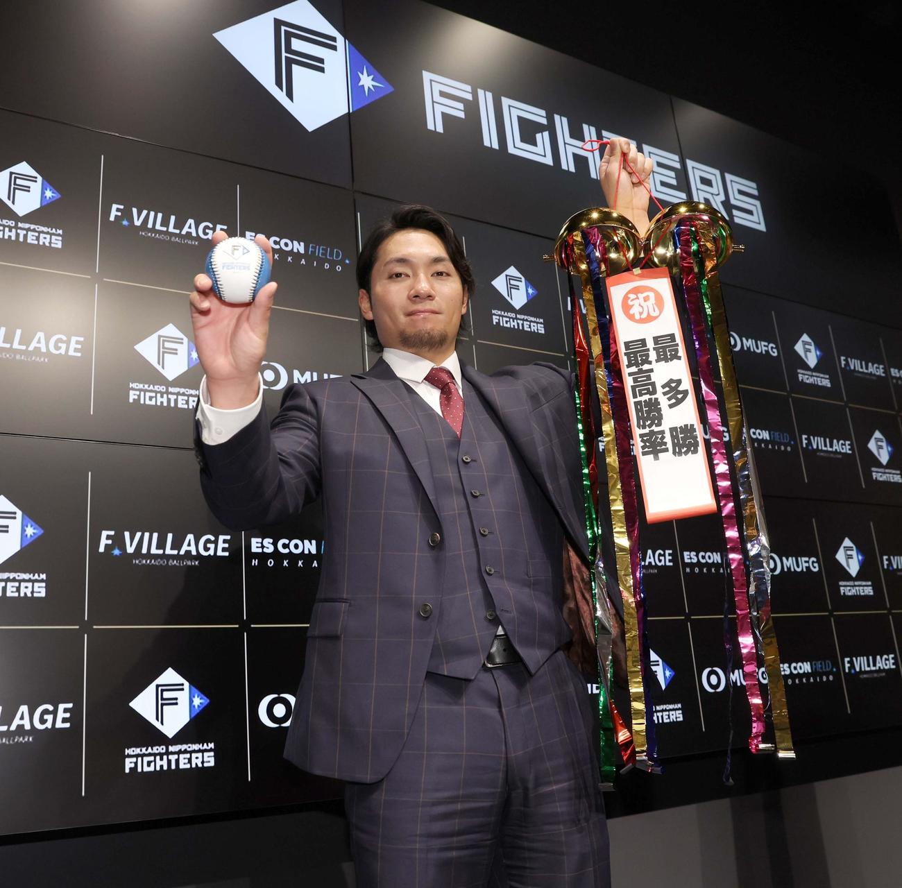 契約更改を終え笑顔でポーズをとる日本ハム伊藤（撮影・黒川智章）