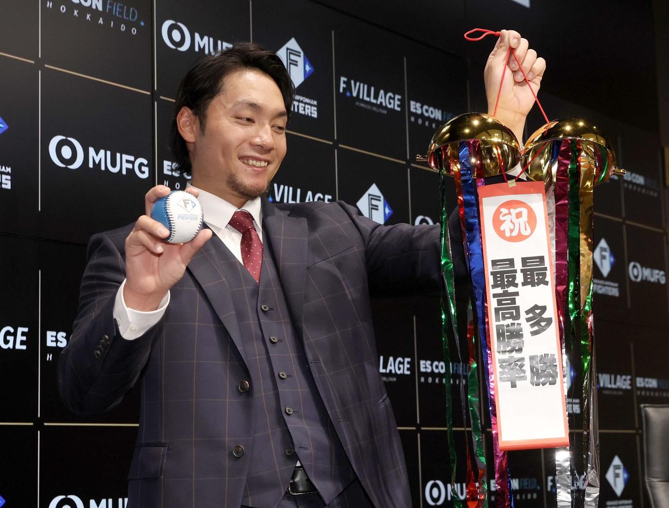 契約更改を終え笑顔でポーズをとる日本ハム伊藤（撮影・黒川智章）
