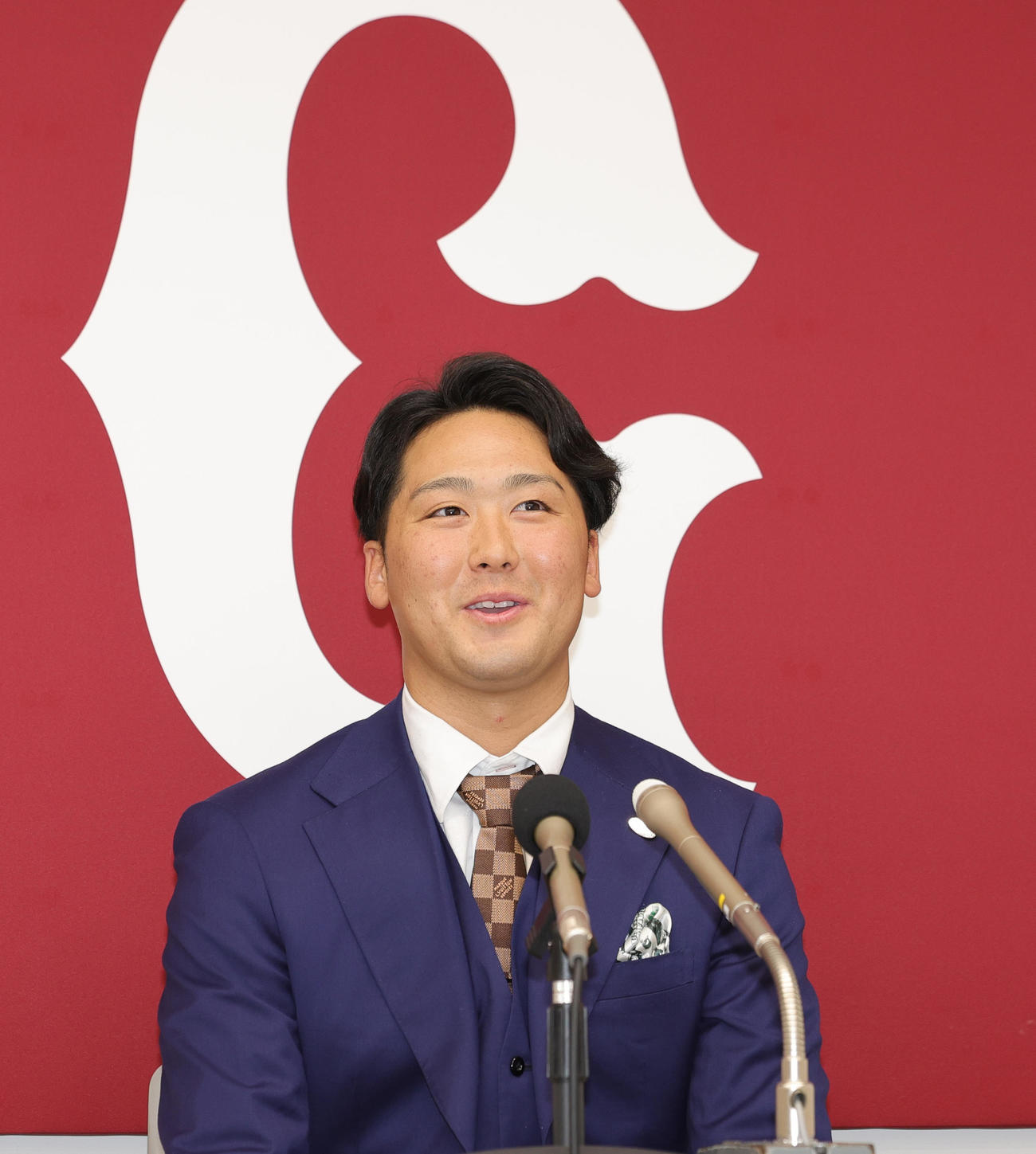 契約更改を終えた巨人船迫は、紙幣柄の裏地であつらえたスーツを笑顔で披露（撮影・野上伸悟）