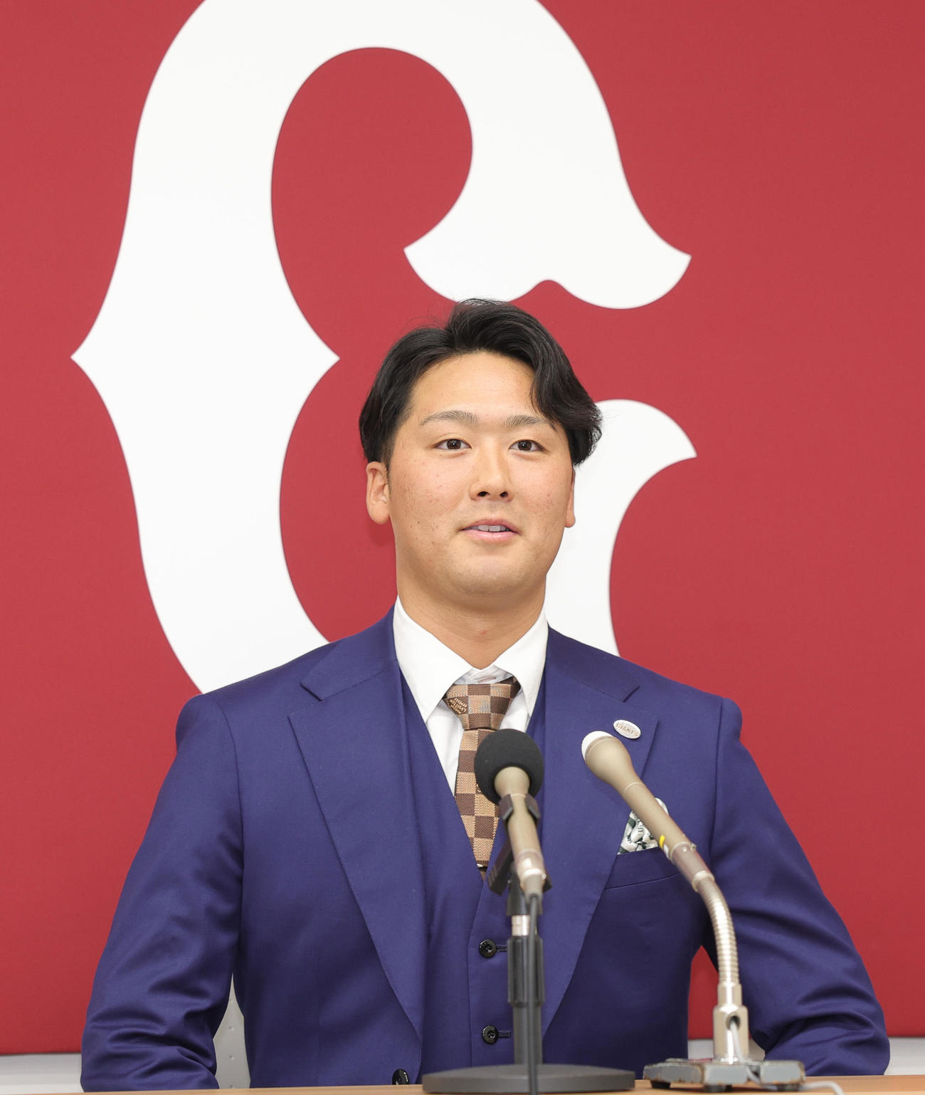 契約更改を終えた巨人船迫は、紙幣柄の裏地であつらえたスーツを笑顔で披露（撮影・野上伸悟）