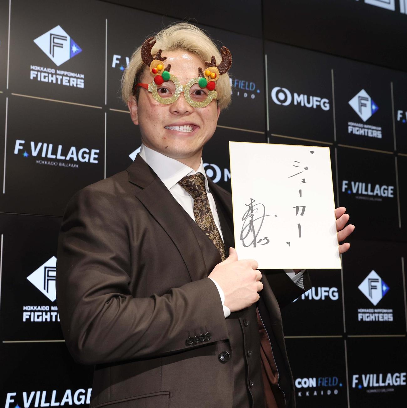 契約更改を終えクリスマスの装飾メガネをかけて笑顔の日本ハム生田目（撮影・黒川智章）