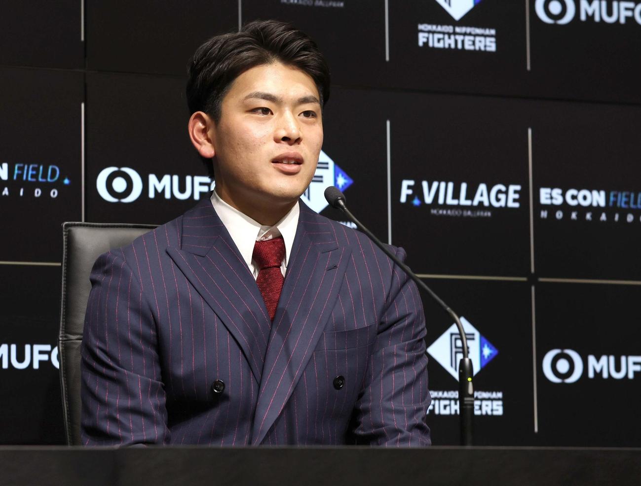 契約更改を終え会見する日本ハム野村（撮影・黒川智章）