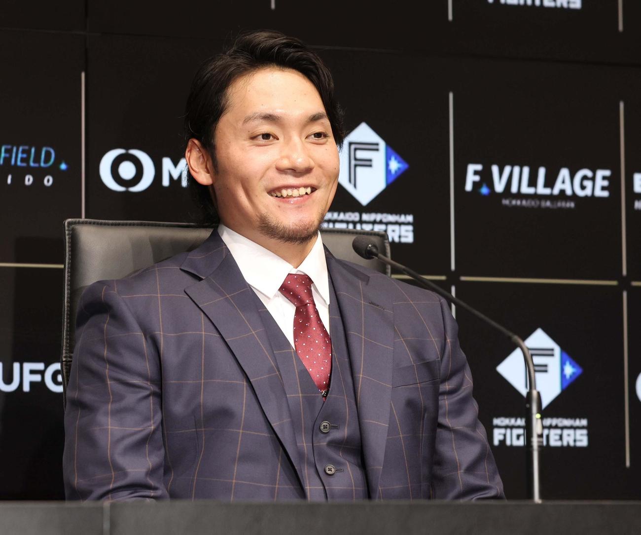契約更改を終え会見する日本ハム伊藤（撮影・黒川智章）