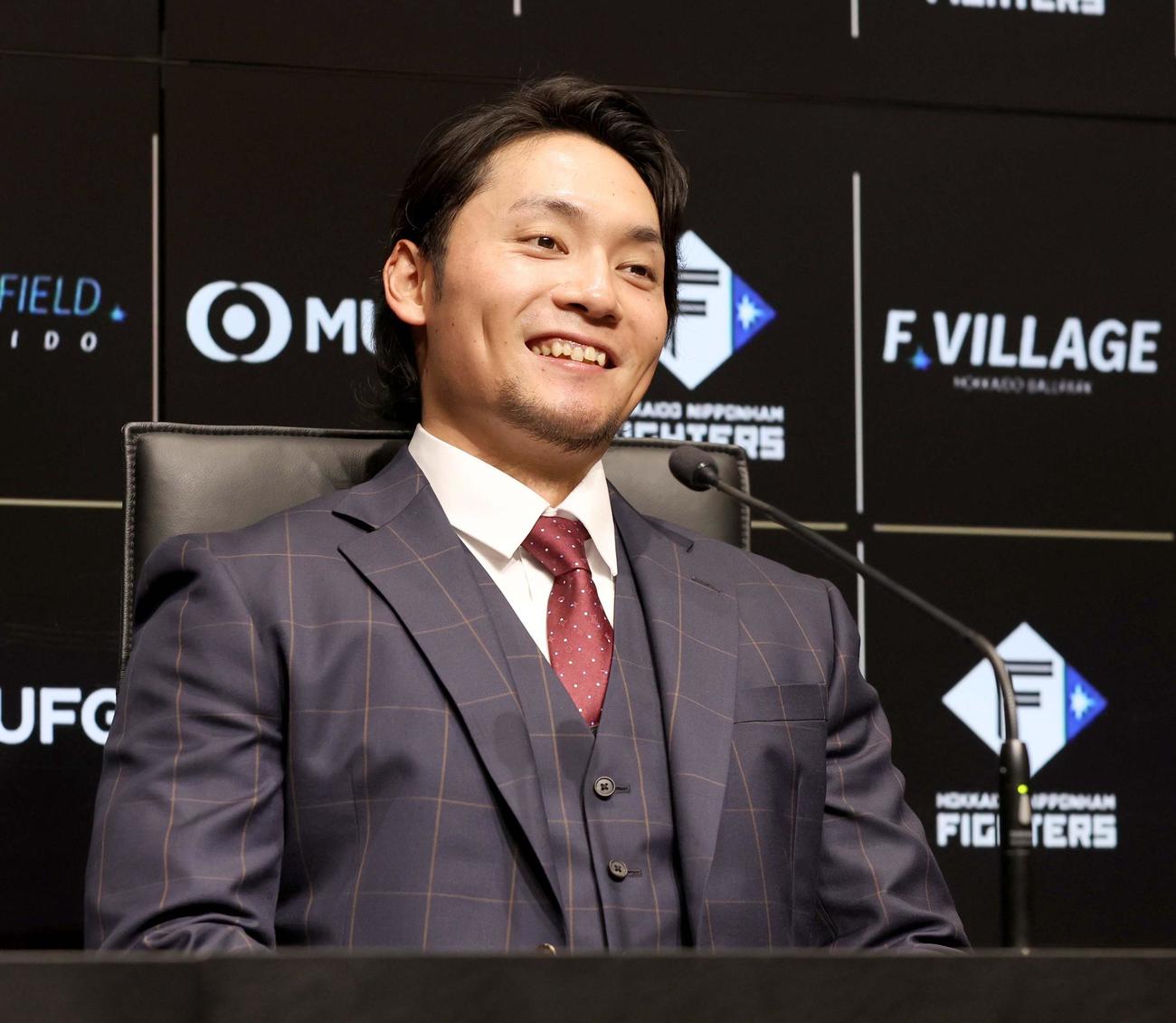 契約更改を終え会見する日本ハム伊藤（撮影・黒川智章）
