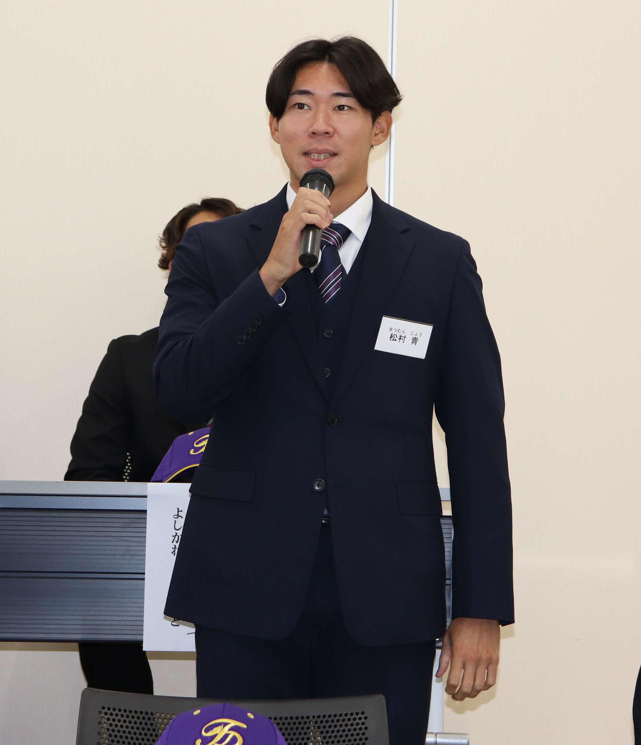 神奈川県藤沢市内で発表されたBC神奈川の新入団選手会見に挑み自己紹介する駒大・松村（撮影：佐瀬百合子）