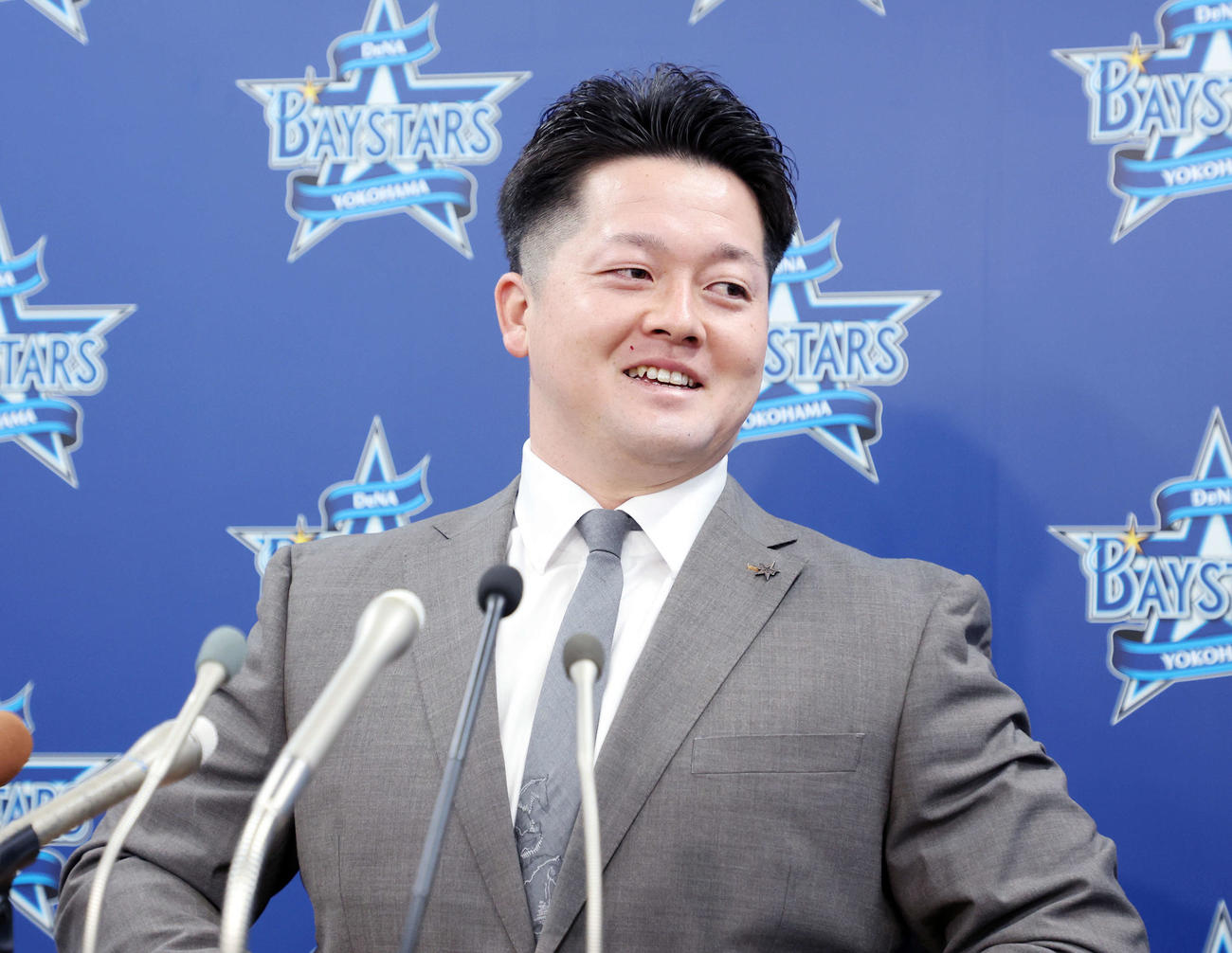 契約更改を終え報道陣の質問に答えるDeNA牧（撮影・鈴木正人）