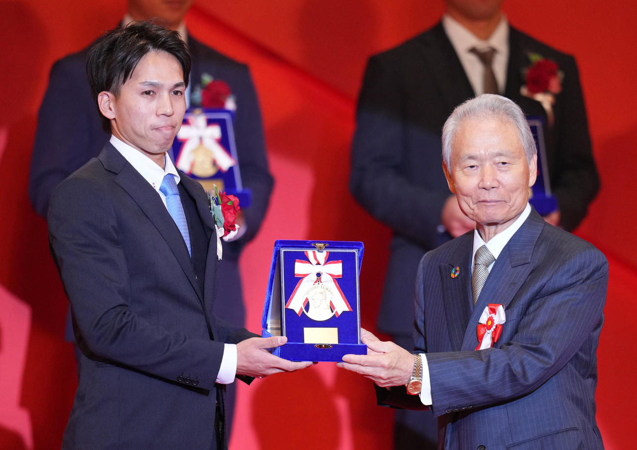 イースタン・リーグ最多盗塁者賞を受賞したDeNA村川。右は榊原コミッショナー（2023年11月28日撮影）
