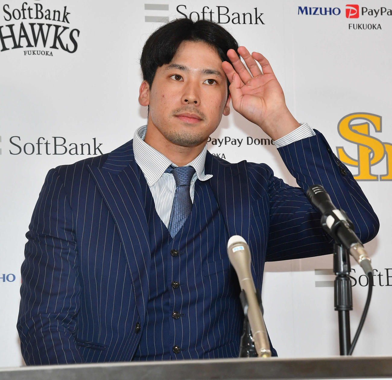 契約更改を終えて会見を行うソフトバンク尾形崇斗（撮影・岩下翔太）