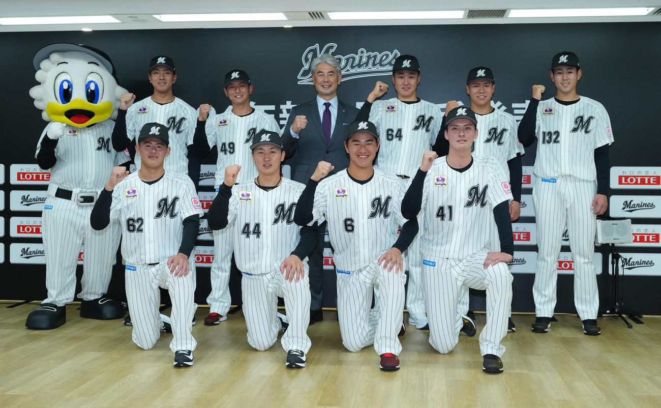 ロッテ新入団選手発表会で記念写真に納まる、前列左から坂井、宮崎、西川、一條。後列左からマスコットのマーくん、茨木、立松、吉井監督、広池、谷村、長島（撮影・菅敏）