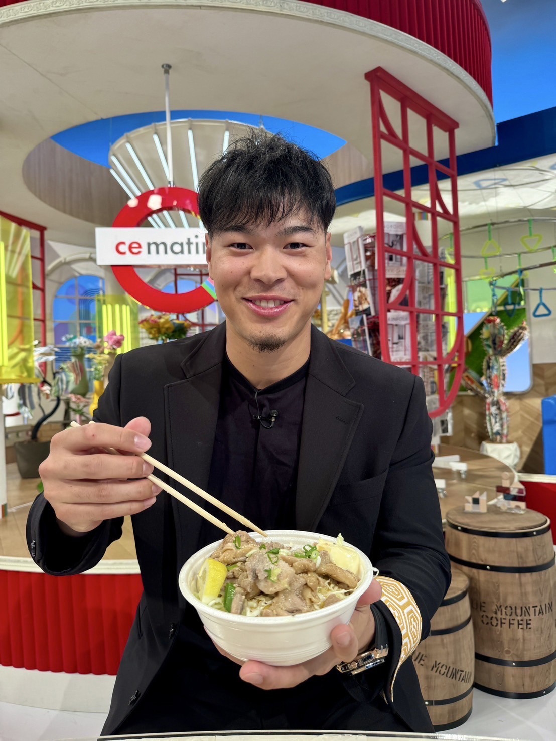 読売テレビ「す・またん」に生出演した阪神佐藤輝明は丼を手に笑顔（球団提供）