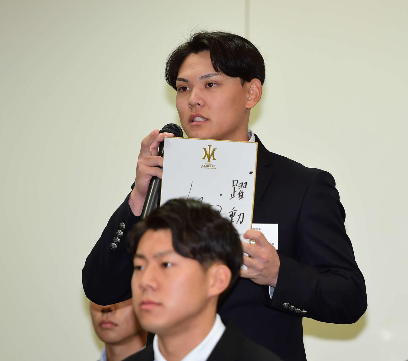 オイシックス新入団会見で目標を話す佐藤