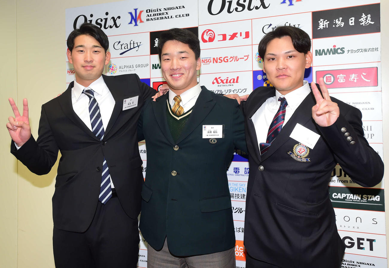 写真に納まる新潟出身の3人。左から南波、高橋、佐藤