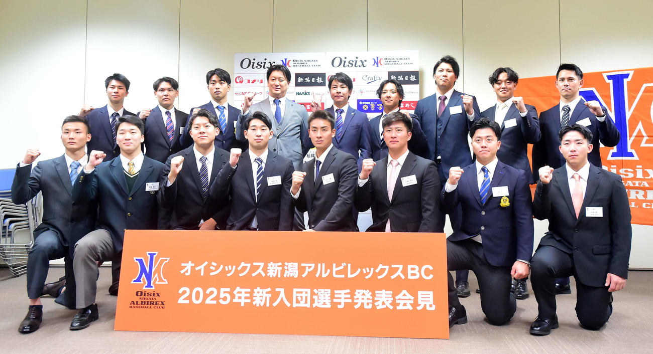 オイシックス新入団の選手たち。前列左から高野、高橋、今井、南波、山下、日渡、中沢、山田、後列左から岸川、佐藤、上原、野間口コーチ、武田監督、漆原、浅井、坂口、大川