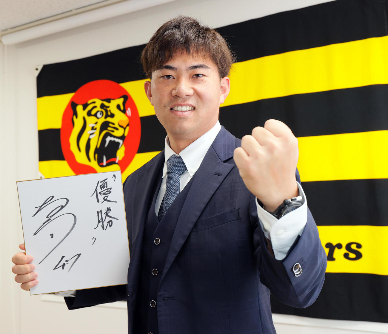 契約更改を終えた阪神桐敷は来季の目標を色紙に書きガッツポーズ（撮影・上山淳一）