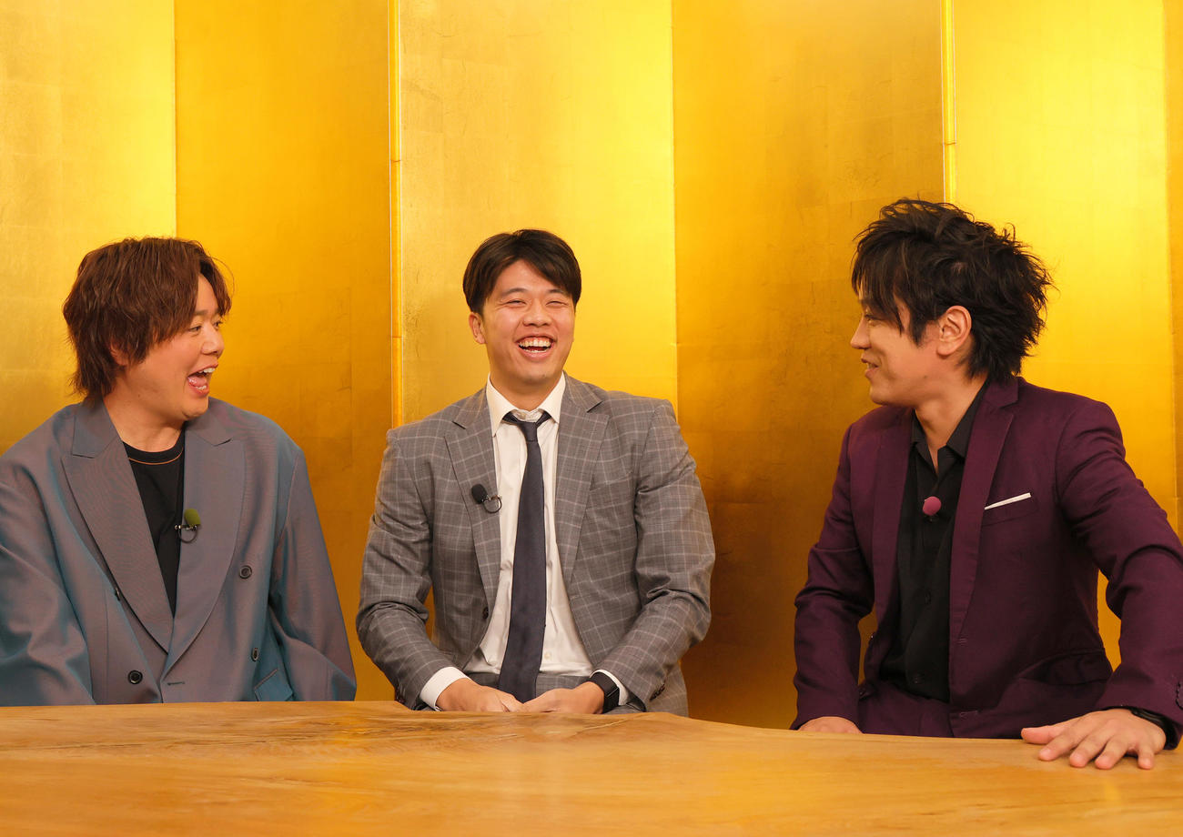 ABCテレビ「ぺこぱのまるスポ」の収録で笑顔を見せる阪神才木浩人、左はぺこぱのシュウペイ、右はぺこぱの松陰寺太勇（撮影・上山淳一）