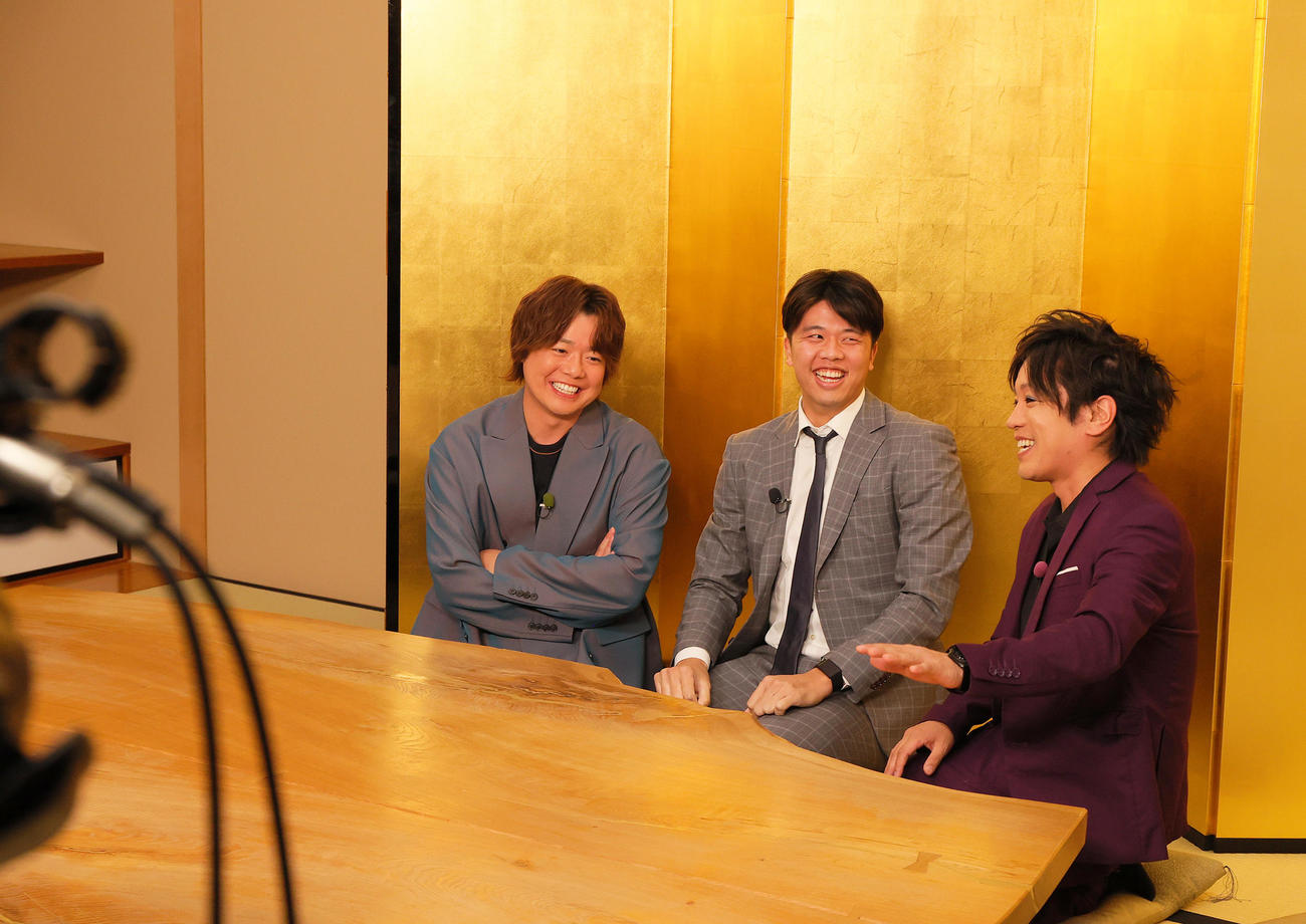 ABCテレビ「ぺこぱのまるスポ」の収録で笑顔を見せる阪神才木浩人、左はぺこぱのシュウペイ、右はぺこぱの松陰寺太勇（撮影・上山淳一）