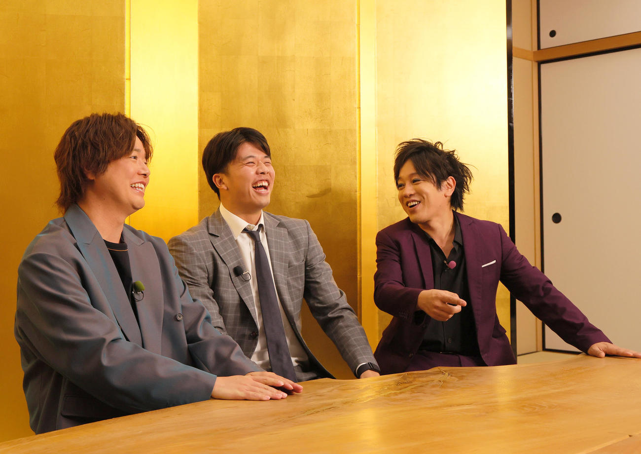 ABCテレビ「ぺこぱのまるスポ」の収録で笑顔を見せる阪神才木浩人、左はぺこぱのシュウペイ、右はぺこぱの松陰寺太勇（撮影・上山淳一）