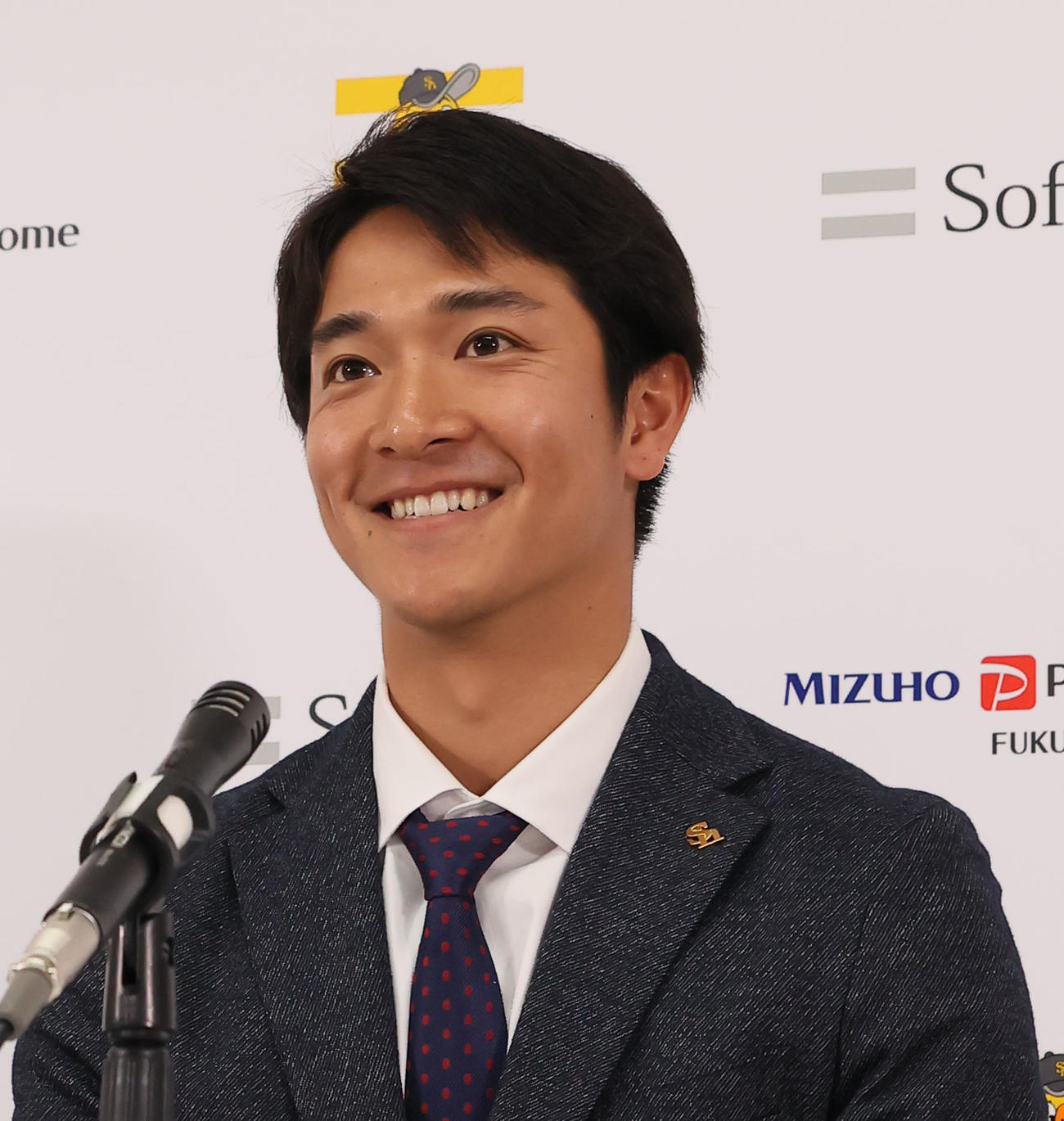 契約更改を終え会見を行う柳町（撮影・鬼束羽瑠菜）