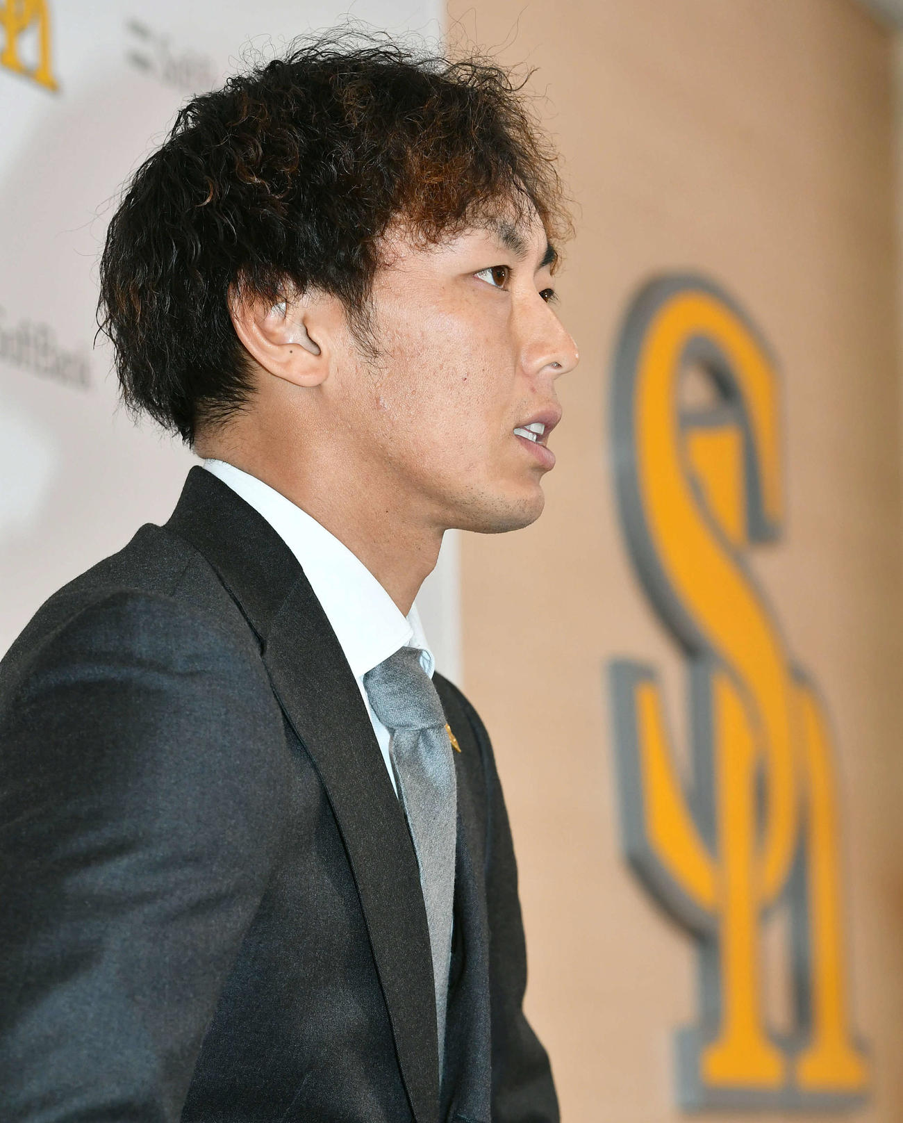 契約更改を終えて会見を行う今宮（撮影・岩下翔太）