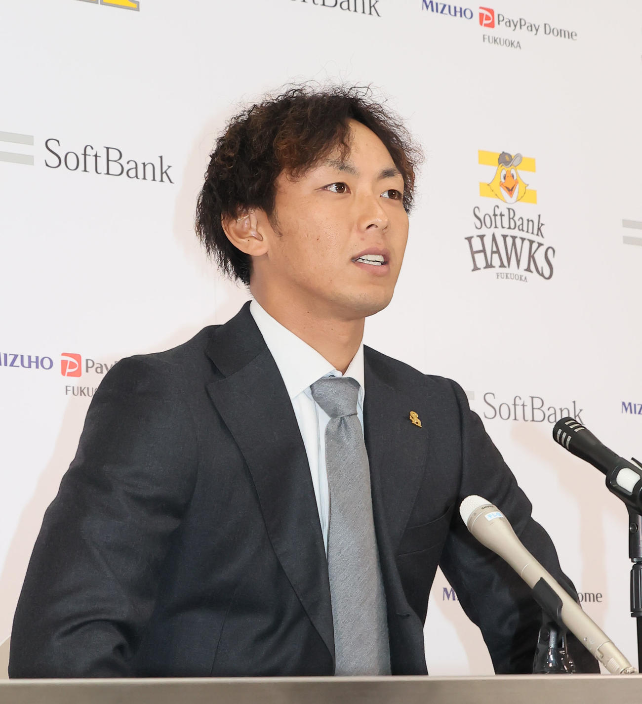 契約更改を終え会見をおこなう今宮（撮影・鬼束羽瑠菜）