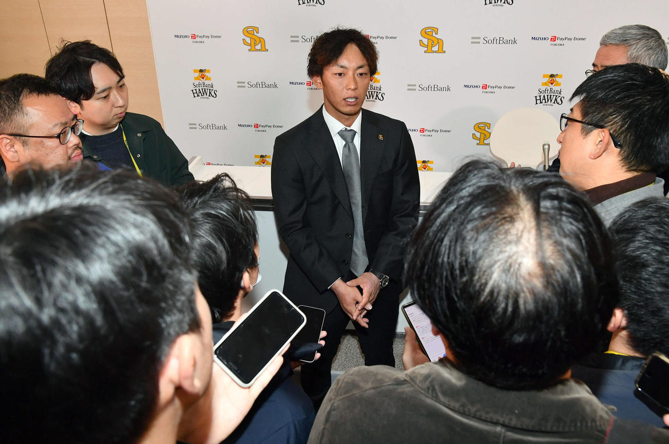 契約更改を終えて囲み取材を受ける今宮（撮影・岩下翔太）