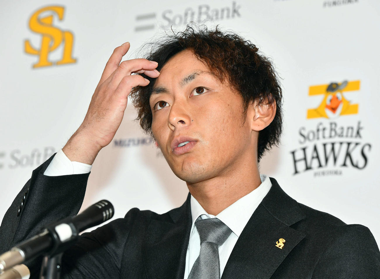 契約更改を終えて会見を行う今宮（撮影・岩下翔太）
