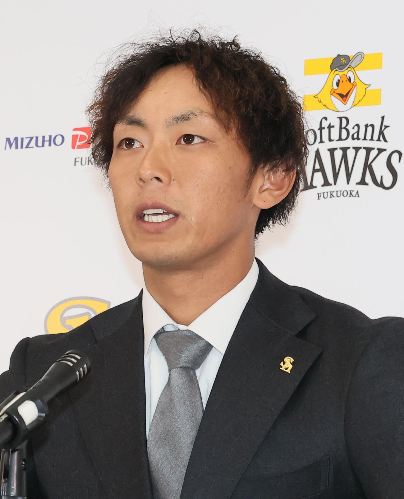 契約更改を終え会見をおこなう今宮（撮影・鬼束羽瑠菜）