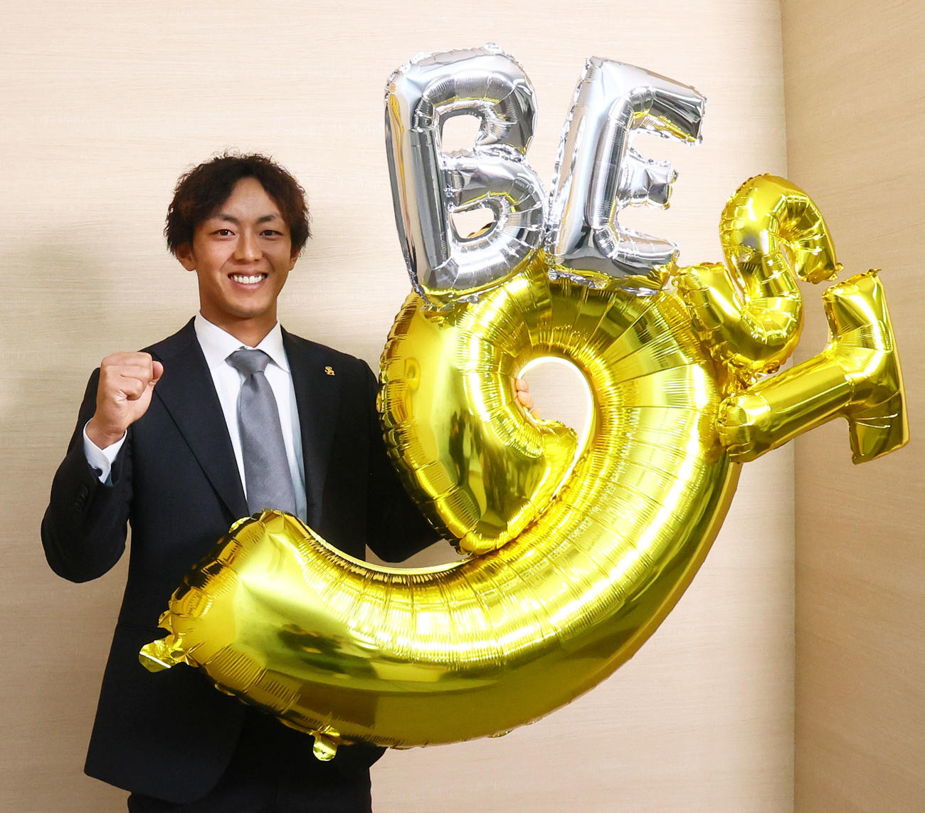 ベストナインを受賞し笑顔でガッツポーズの今宮（撮影・鬼束羽瑠菜）