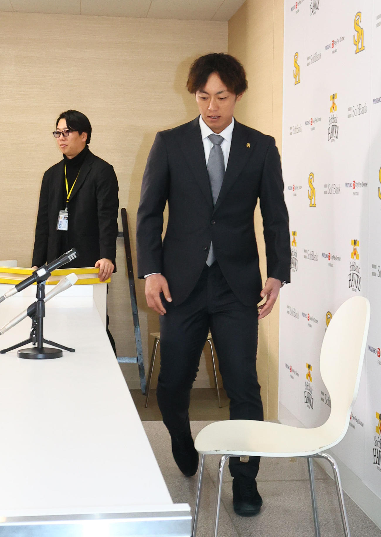 契約更改を終え会見に臨む今宮（撮影・鬼束羽瑠菜）