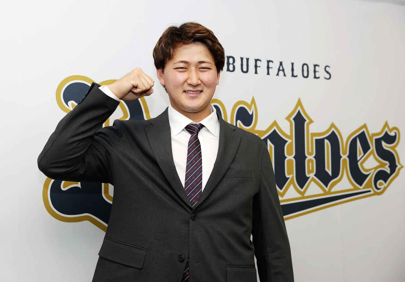 契約更改を終え笑顔でガッツポーズするオリックス紅林（撮影・前田充）