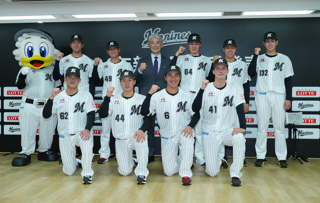 ロッテ新入団選手発表会で記念写真に納まる、前列左から坂井、宮崎、西川、一條。後列左からマスコットのマーくん、茨木、立松、吉井監督、広池、谷村、長島（撮影・菅敏）