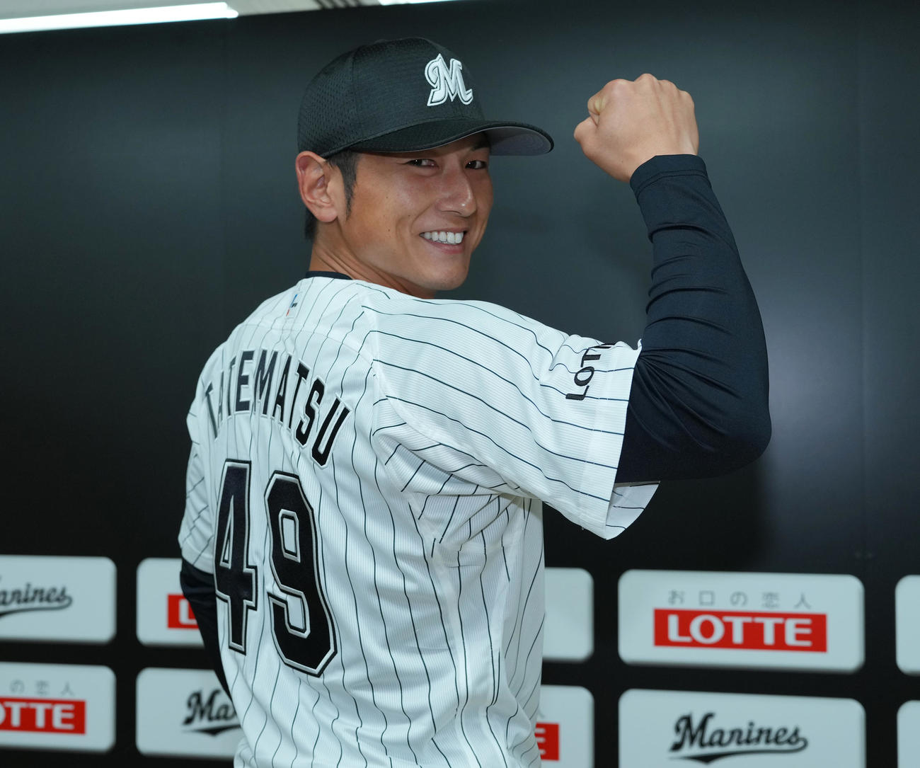 ロッテ新入団選手発表会で背番号49のユニホーム姿を披露する立松（撮影・菅敏）