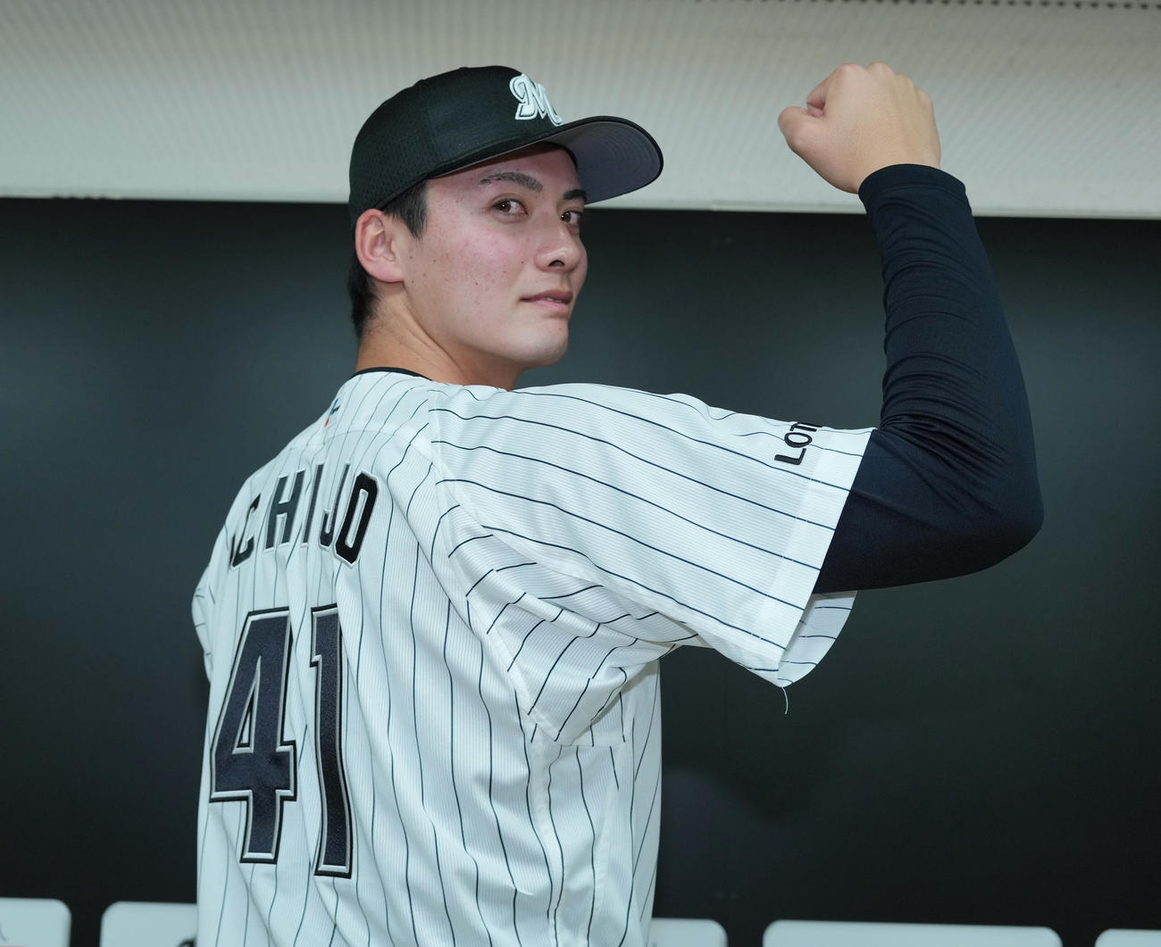 ロッテ新入団選手発表会で背番号41のユニホーム姿を披露する一條（撮影・菅敏）