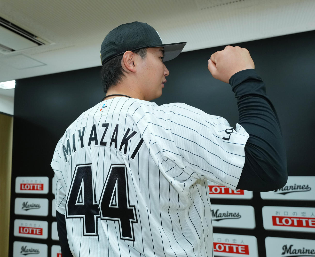 ロッテ新入団選手発表会で背番号44のユニホーム姿を披露する宮崎（撮影・菅敏）